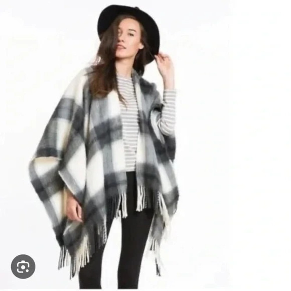 Marine Layer Flannel Georgia Wrap Cape Sweater with‎ Fringe in Buffalo Plaid OS